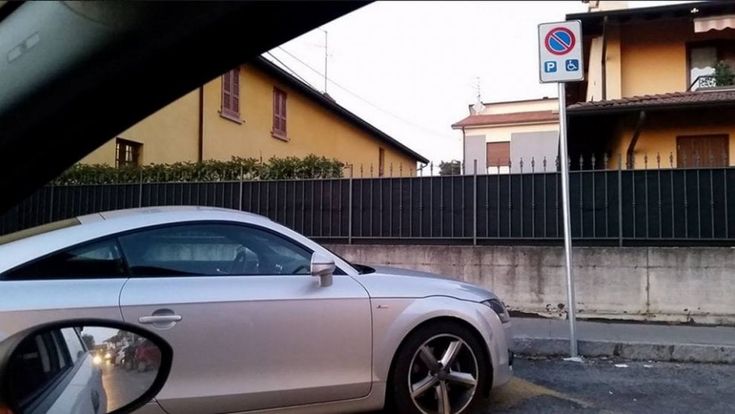 Ferrari e trattori nel parcheggio disabili: fotodenunce sul gruppo Fb 'Sofia non tace'