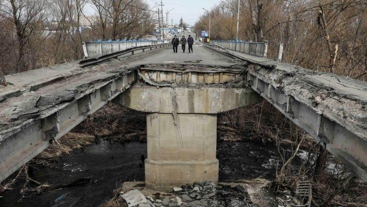 Ucraina - Russia, le news dalla guerra del 13 marzo. Attacco russo su base a 25 chilometri dalla Polonia. Di Maio: "34 italiani bloccati"