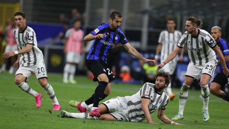 Stipendi fuori controllo nel calcio, la Commissione Gravina studia il Salary-Cap 