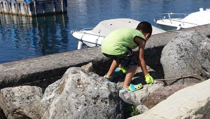 Ian e l'amore per l'ambiente: chi è il bambino che a sette anni ripulisce ogni giorno la spiaggia di Manerba del Garda dai rifiuti