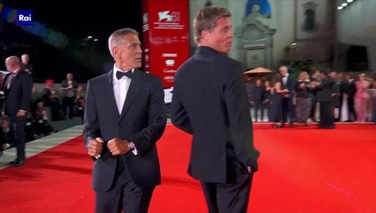 George Clooney e Brad Pitt a Venezia: lo show sul red carpet è meglio di un film
