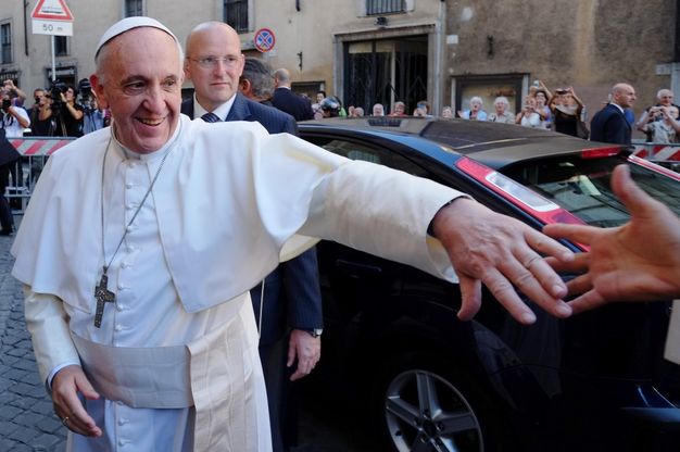 Papa alla chiesa del Ges&ugrave; tra la folla<br />per la messa dei confratelli gesuiti<br />&nbsp;