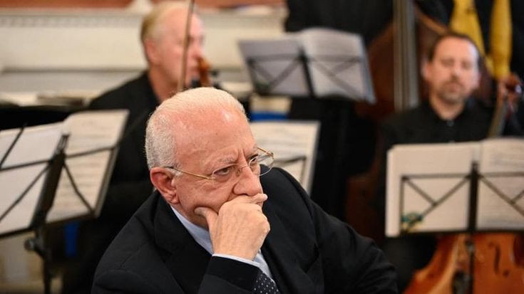 Europee, De Luca: “Meloni dice ‘Scrivete Giorgia?’, esagerato: solo Leonardo usava il nome”. E a Piantedosi: “Frottolaro”