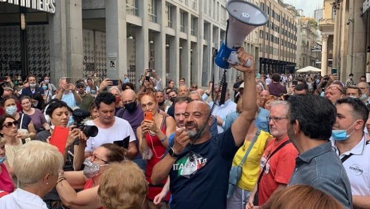 Gianluigi Paragone contro il green pass: il candidato sindaco di Milano improvvisa comizio contro il certificato vaccinale