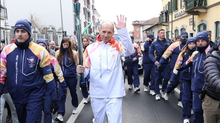 Max Allegri tedoforo d’eccezione, la fiamma olimpica verso la Lombardia: arriverà oggi a Varese