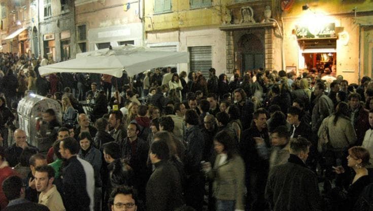 Accoltellato alla schiena durante la movida a Genova, 17enne dimesso dall’ospedale