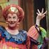 In maschera per disvelarsi: storia dell’umorismo queer