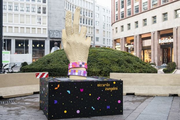 Una mano gigante di mattoncini Lego: installazione per la Fashion Week in piazza San Babila