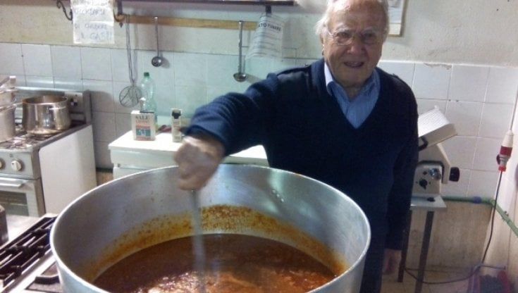 Morto Dino Impagliazzo, lo chef dei poveri. Una volontaria: "Ci ha insegnato a dire sì"