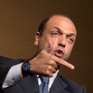 Alfano: "Il Pdl &egrave; unito". Poi riunisce i suoi e Fitto s'infuria. Berlusconi: "Basta polemiche"