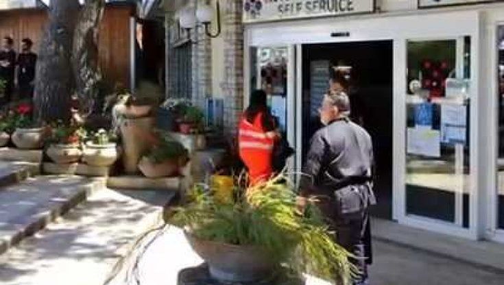Castel del Monte, turista di 64 anni ha un malore e muore al bar: inutili i soccorsi