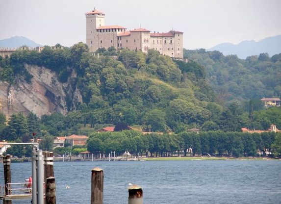 Beatrice e Pierre sposi, rocca Borromeo off limits 