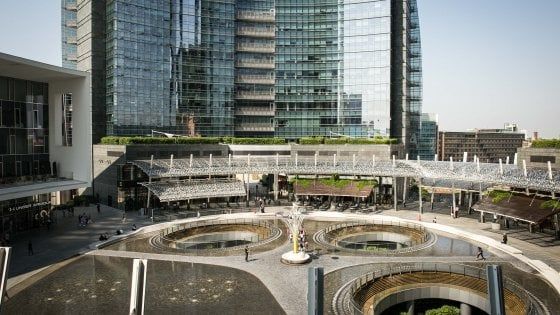 Aggressione con l'acido a Milano, la donna ci aveva già provato due giorni prima. Nel 2018 denunciata da un altro uomo