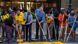 New York, enorme scritta "Black Lives Matter" davanti la Trump Tower: de Blasio sfida il presidente