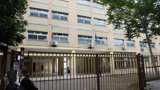 Bari, ladri a scuola saccheggiano computer e le macchinette di snack e bevande 