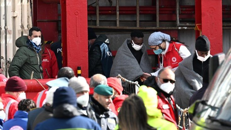 Migranti, stretta del governo per raddoppiare i rimpatri. Risorse alla Tunisia