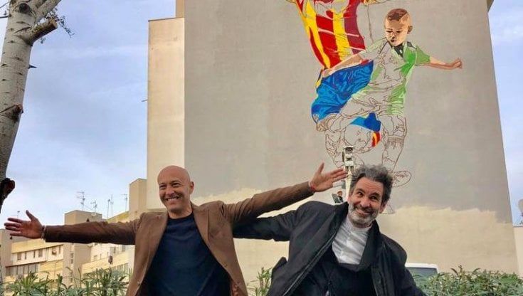 Lecce, nuovo campo di calcetto per i ragazzi della zona 167: la festa dell'ex goleador Chevantón e del sindaco Salvemini