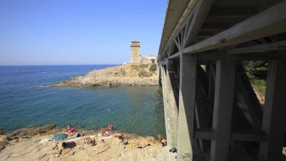 Ponte di Calafuria a Livorno, i vigili del fuoco: "Chiudetelo al traffico pesante. Corrose alcune armature" 