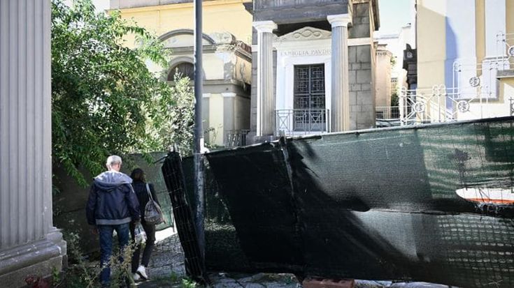 Crollo cimitero Napoli, i familiari protestano con pale: “I nostri cari da 3 anni sotto le macerie”