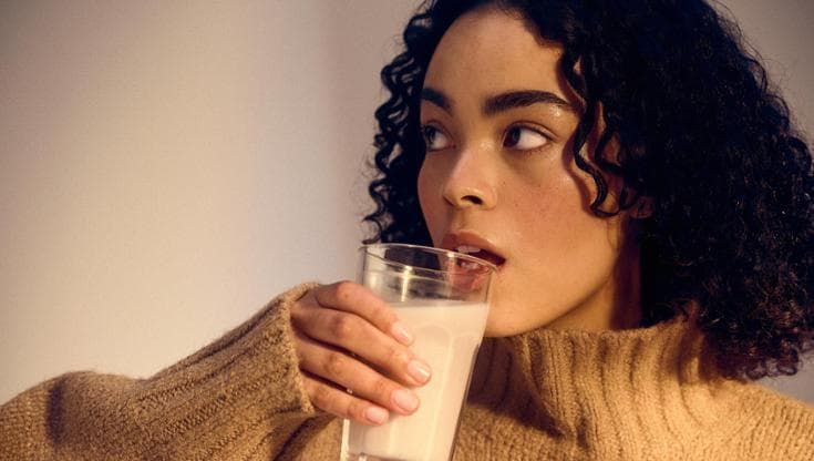 Latte intero come lo scremato: tre porzioni non fanno ingrassare (né aumenta il colesterolo)