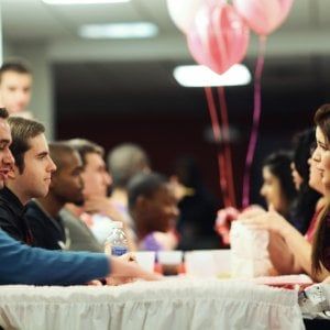 La festa dei single, la musica in via La Lumia e i Kasabian a Taormina: gli appuntamenti di mercoledì 19  