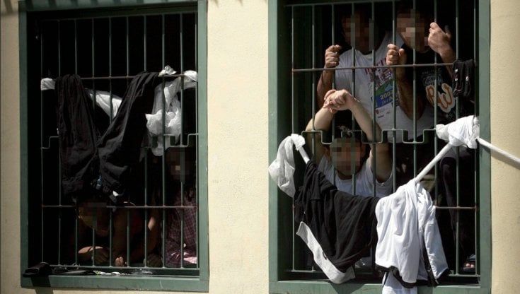 Migranti, il garante Mauro Palma: "Nei Centri di permanenza meno diritti del carcere"