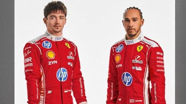Ferrari svela le tute di Leclerc e Hamilton per il Mondiale 2026