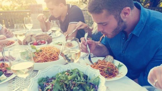 Non è sempre colpa della maionese, falsi miti sui cibi in estate