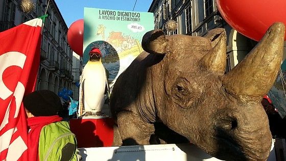Torino, scontri fra antagonisti e polizia: nove fermati, quattro feriti. Cinquantamila in piazza con Camusso, fermi 8 bus su 10