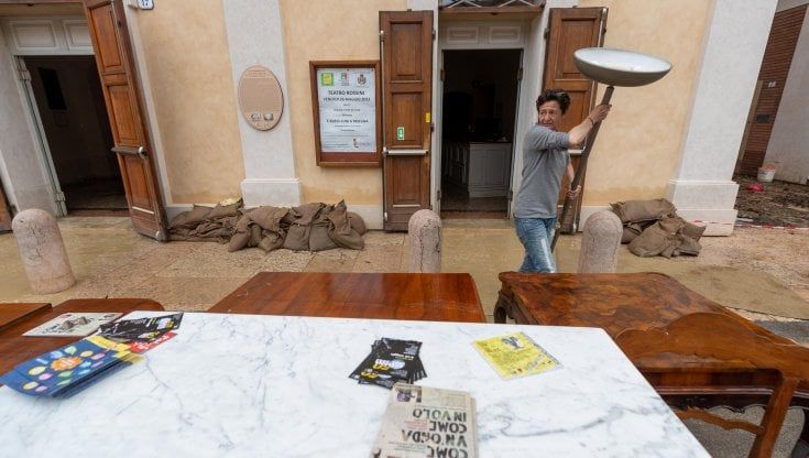 Il teatro di Lugo allagato, il controtenore Carlo Vistoli: "Lì mi sono sposato, che dolore" 