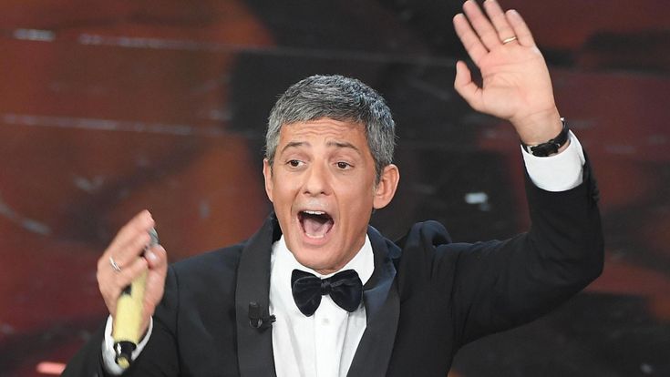 Sul palco di Sanremo va in scena il candidato Fiorello