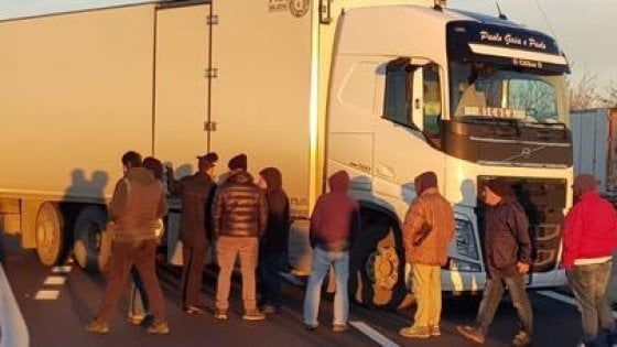 Superstrada Bari-Brindisi bloccata per rapinare un tir di sigarette: autista ferito