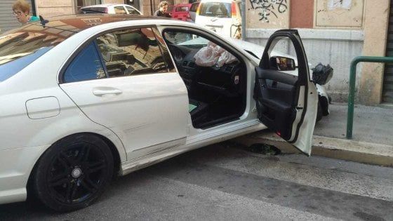 Bari, 22enne alla guida con il cellullare scappa all'alt dei vigili, sperona agenti e distrugge auto: arrestato
