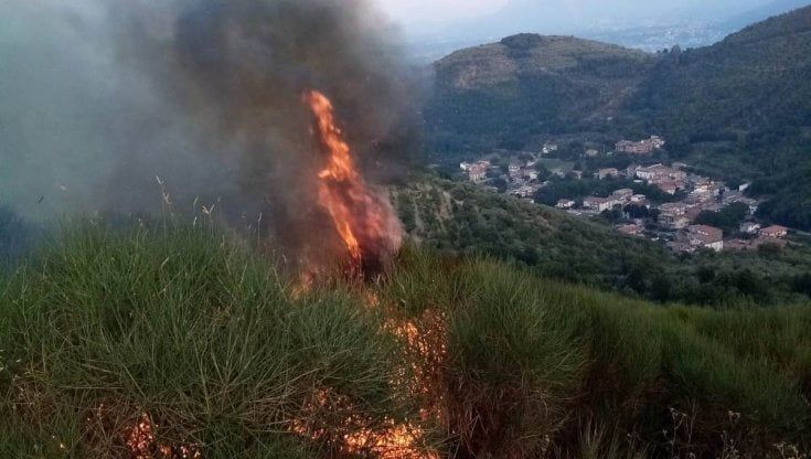 Incendi, cento roghi a Ferragosto nel Salernitano e nel Sannio