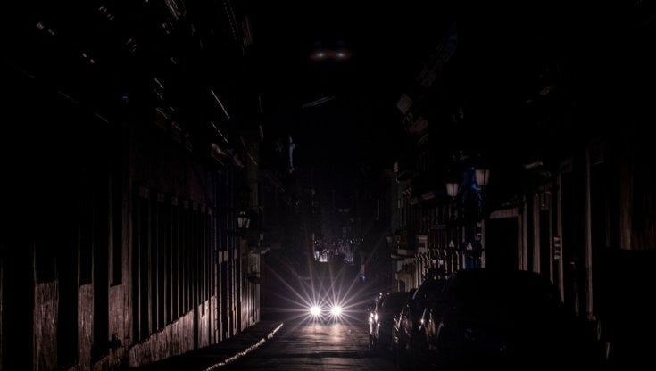 Costo dell'energia, l'allarme dei comuni: "Rischiamo di dovere spegnere le luci"
