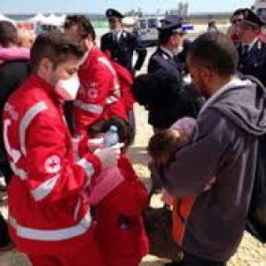Croce Rossa, "Migranti: dallo sbarco all'accoglienza, i numeri e le storie nel 2015"