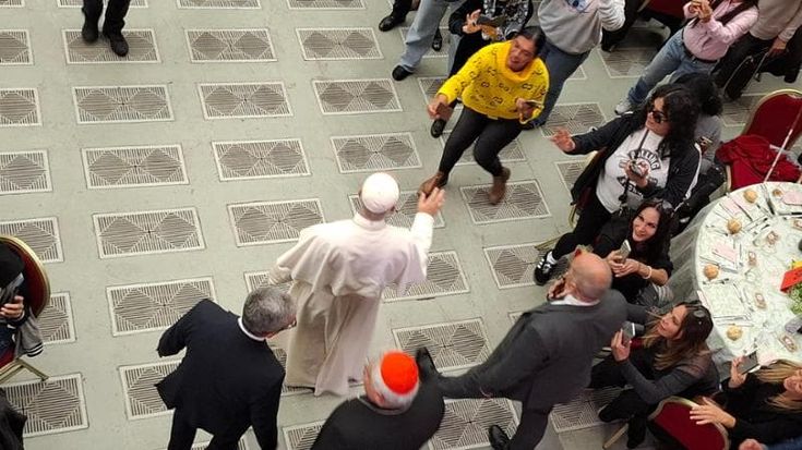 Leone XIV: “I potenti ascoltino il grido di poveri e migranti”. A pranzo in Vaticano persone trans