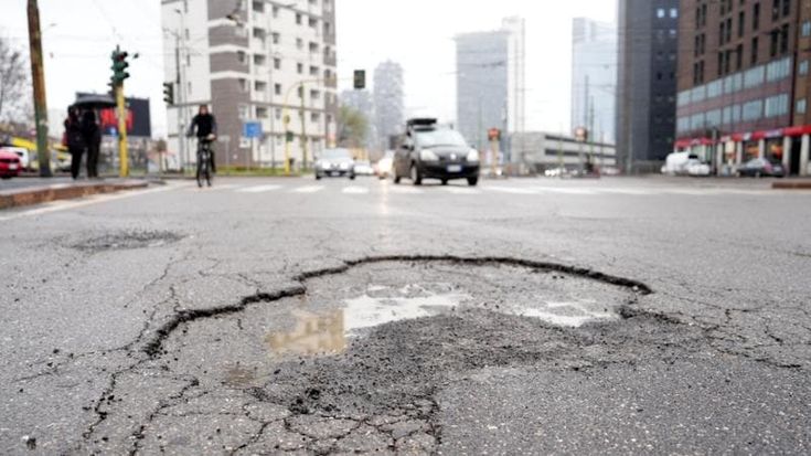 Serviranno due mesi di cantieri straordinari per coprire le buche nelle strade: Palazzo Marino corre ai ripari