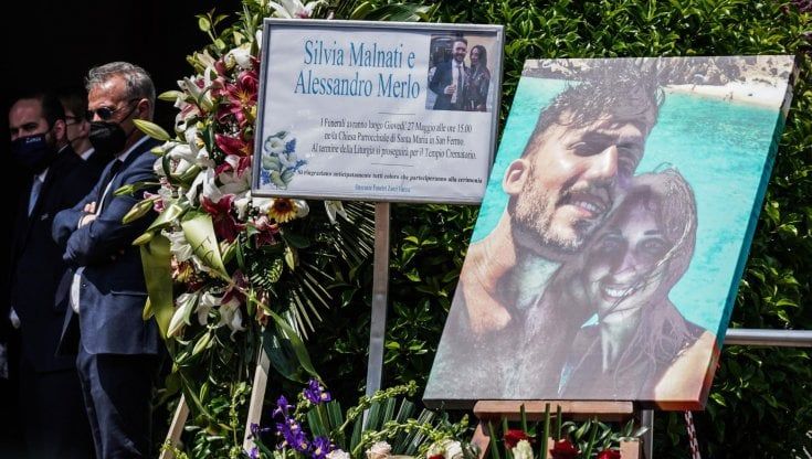 Incidente Mottarone, i funerali di Silvia e Alessandro: "Il loro amore spezzato, chi li ha uccisi deve pagare"
