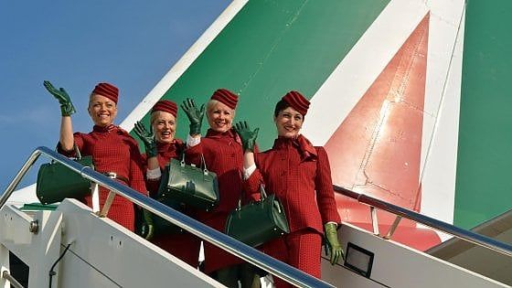 Sindacati contro le nuove divise. "Rischio-incendio". Alitalia: "Falso, standard rigorosi"