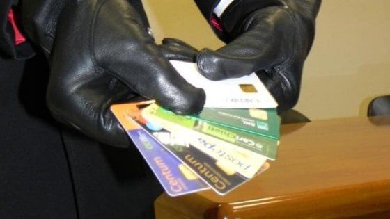 Clonavano carte credito con l'aiuto dei dipendenti delle Poste di Napoli, arrestati