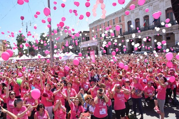 Bari, in migliaia colorano di rosa la 'Race for the cure'