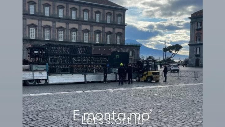 Pino Daniele, il biopic: si gira la scena del concerto del 1981, il palco in piazza Plebiscito