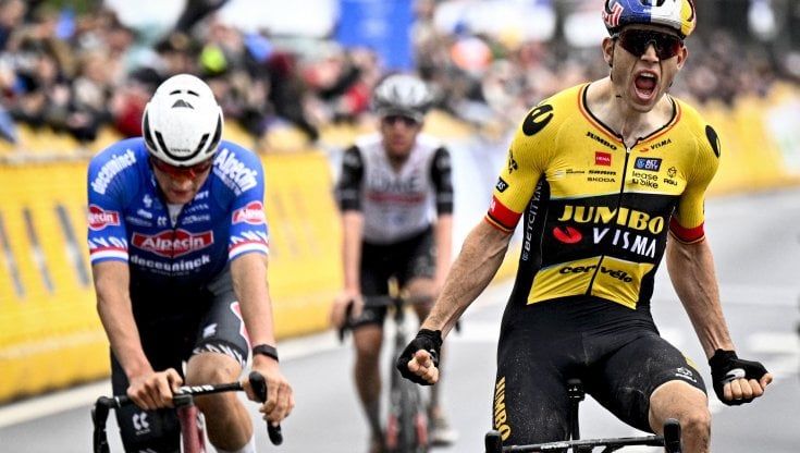 Harelbeke, Van Aert batte Van der Poel e Pogacar. Ganna lotta: è decimo
