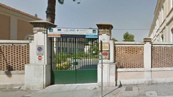 Foggia, finge di voler visionare le pagelle a scuola e aggredisce la bidella per rubarle la catenina