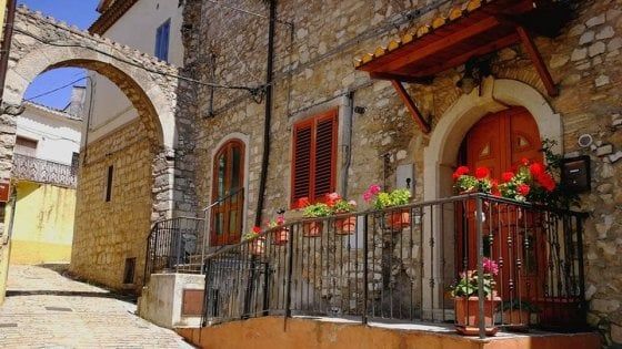 Orsara è tra i 47  Comuni fioriti d'Italia: la bellezza del borgo e l'orto dello chef Zullo conquistano i vivaisti