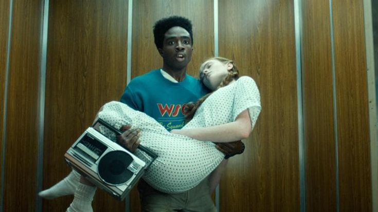 Fan in delirio per la festa di Stranger Things: sul palco Mahmood, Manuel Agnelli e Rose Villain