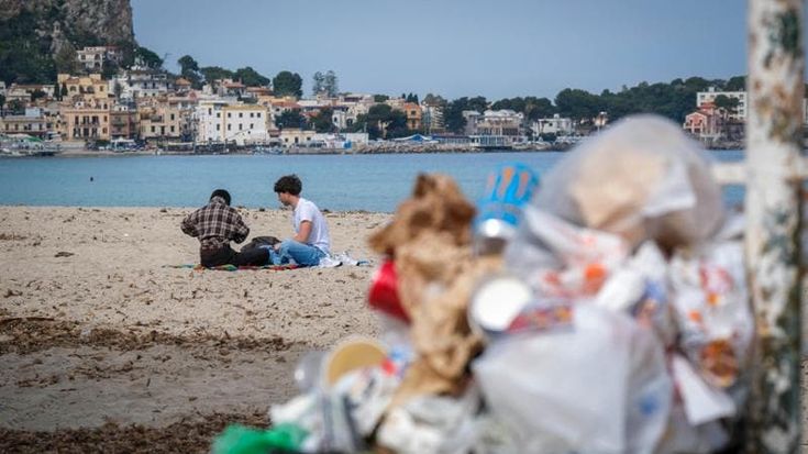 Rifiuti, alghe e sabbia, la Mondello di nessuno. Il Comune: “C’è un piano”