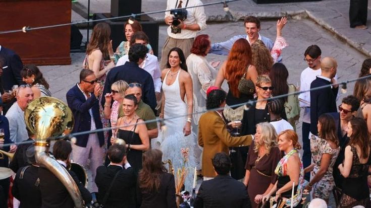 Proteste e piume di struzzo, Dua Lipa divide Palermo: “Non siamo il tuo salotto”
