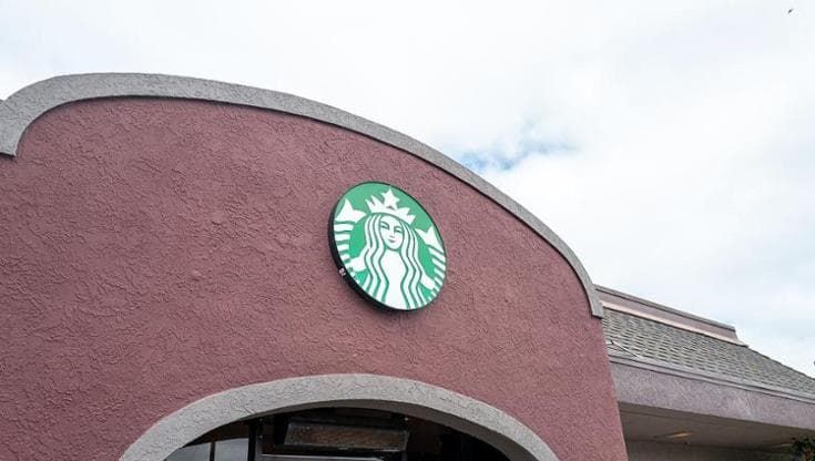 Starbucks spegne l’IA che doveva contare latte e scorte
